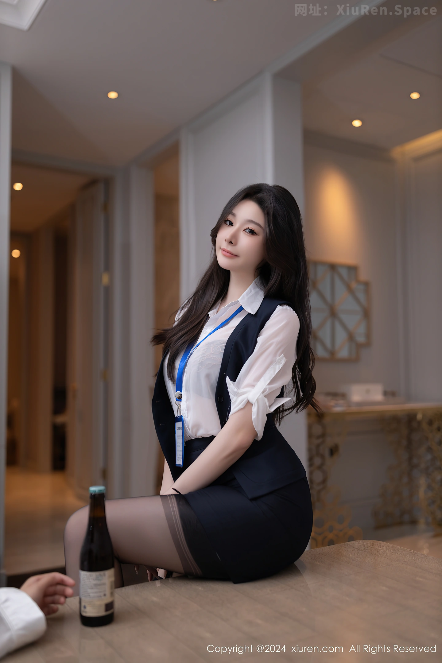 图片[4]-[XiuRen秀人网]VOL.8808 模特小逗逗性感白色OL服饰露黑色内衣配黑丝吊袜秀美腿诱惑写真80P-秀人网官方网站